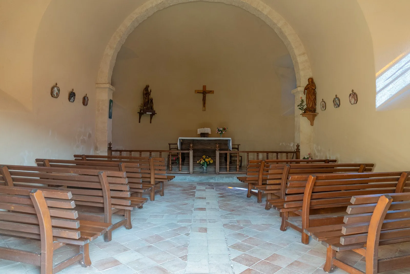 Thueyts - intérieur de la chapelle saint roch ©sourcesetvolcans