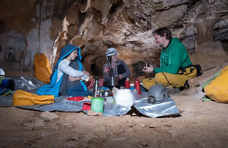 Expédition souterraine et nuit en bivouac en Ardèche