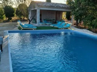 La piscine et son pool house