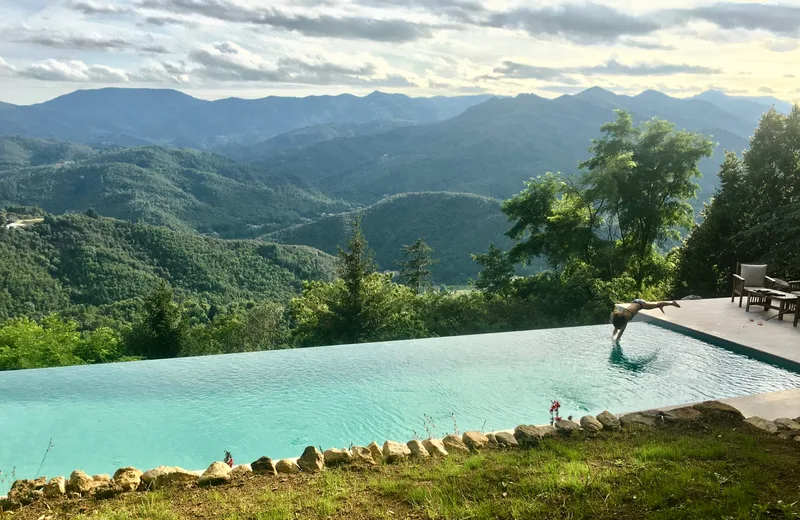 Chirols - Châtaigne perchée piscine en été ©etna.julien