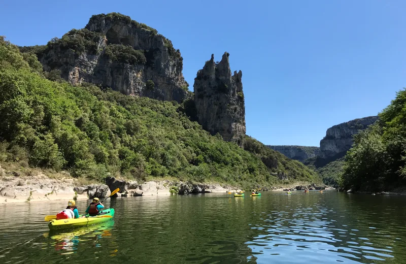 Canoë immersion dans la réserve nationale naturelle des gorges de l’Ardèche
