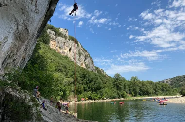 Escalade au dessus de l'Ardèche à Vallon Pont d'Arc