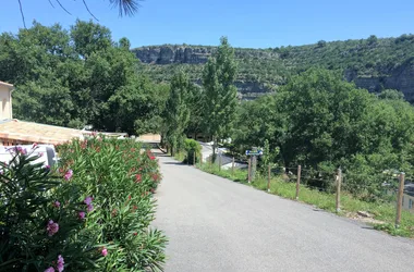 Entrée du Camping Résidentiel Le Moulinage (route des défilés de Ruoms, Sud Ardèche)