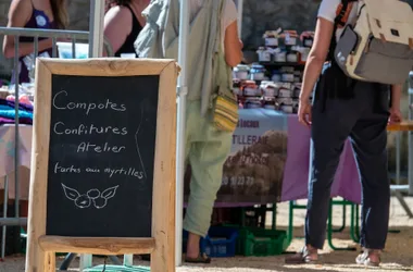 Péreyres - Fête de la myrtille - marché et atelier tarte aux myrtilles©sourcesetvolcans