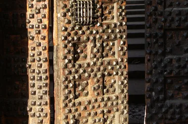 Porte cloutée du XVIe siècle