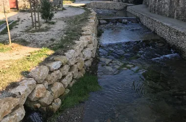 ruisseau du Barry au centre du village