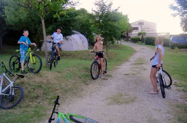 Les jeunes à vélo au camping