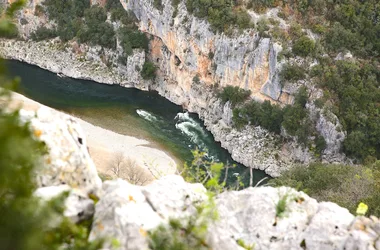 grandioses Gorges de l'Ardèche avec Rivière et Nature