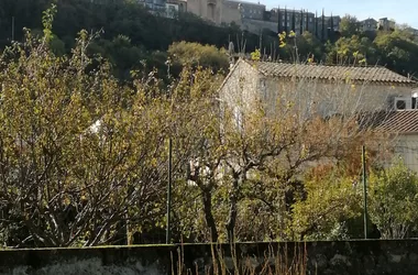 Vue du jardin sur le château d'Aubenas
