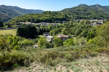 Montpezat-sous-Bauzon - vue sur le village depuis le Calvaire ©sourcesetvolcans