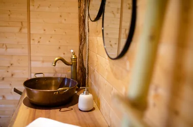 Thueyts - Mas Dardet - La Cabane - lavabo salle d'eau©N.Roche ©Mélissa.Crus