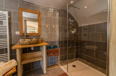 Chambre d'hôte la Calade - Chambre terracotta - salle de bain et douche à l'italienne ©c.fadda
