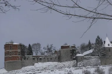 Mon Chalet en Ardennes, chalet dans le village médiéval de Hierges, proche Meuse avec Voie Verte. Accueil Motards