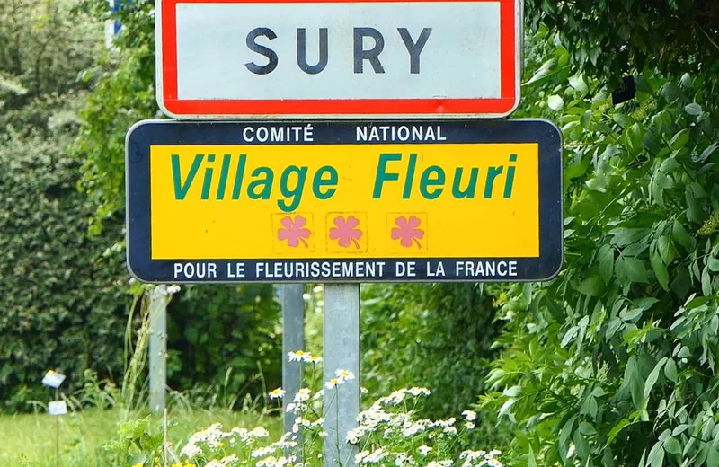 SURY, Village Fleuri “3 Fleurs”