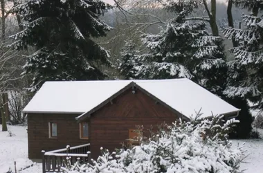 Mon Chalet en Ardennes, chalet dans le village médiéval de Hierges, proche Meuse avec Voie Verte. Accueil Motards