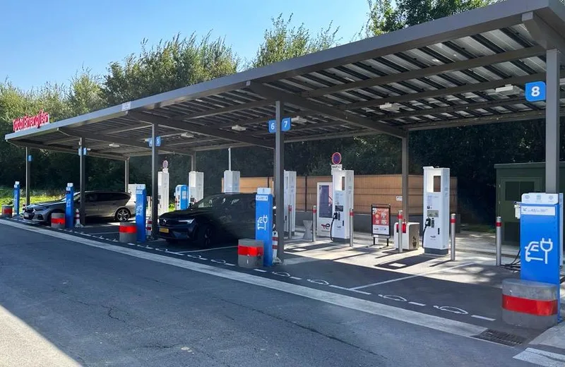 Recharger sa voiture sur l’aire de Woinic, Le Colosse des Ardennes