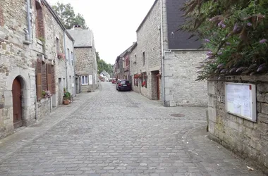 Mon Chalet en Ardennes, chalet dans le village médiéval de Hierges, proche Meuse avec Voie Verte. Accueil Motards