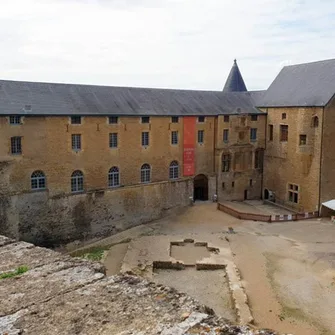 Visite guidée à Sedan : De porte en porte