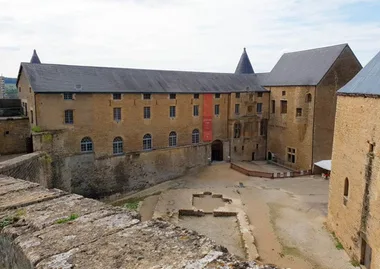 Visite guidée à Sedan : De porte en porte