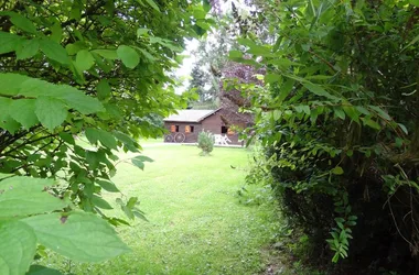 Mon Chalet en Ardennes, chalet dans le village médiéval de Hierges, proche Meuse avec Voie Verte. Accueil Motards