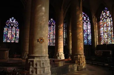 Rondleiding door de basiliek van Mézières, de glas-in-loodramen en de schat van heilige kunst