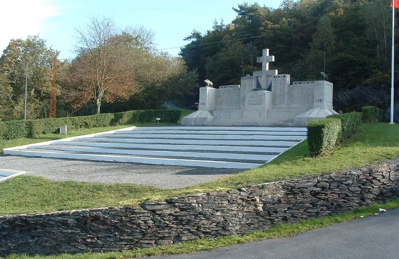 Le Monument aux Morts du Maquis des Manises et le Calvaire des Manises