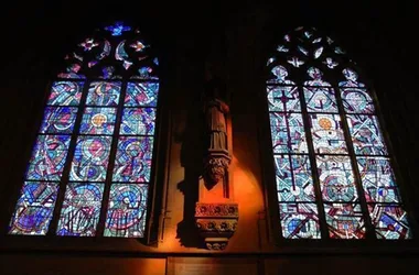Rondleiding door de basiliek van Mézières, de glas-in-loodramen en de schat van heilige kunst