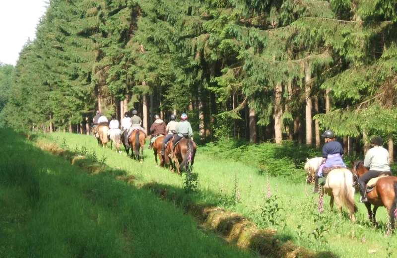 Les industries du Givonnais à cheval