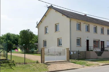 Gite de La Croisette, maison avec piscine privée chauffée, proximité Sedan, Verdun, Belgique