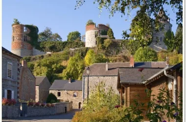 Mon Chalet en Ardennes, chalet dans le village médiéval de Hierges, proche Meuse avec Voie Verte. Accueil Motards