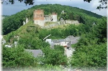 Mon Chalet en Ardennes, chalet dans le village médiéval de Hierges, proche Meuse avec Voie Verte. Accueil Motards