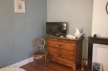 Chambre de Gaulle avec meuble et TV