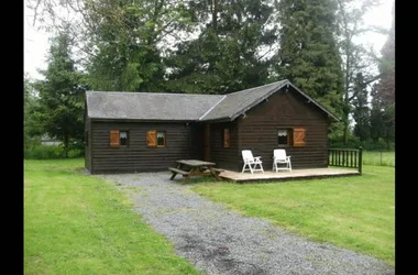 Mon Chalet en Ardennes, chalet dans le village médiéval de Hierges, proche Meuse avec Voie Verte. Accueil Motards