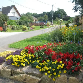 VILLERS SUR BAR, Village Fleuri “2 Fleurs”