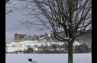 Mon Chalet en Ardennes, chalet dans le village médiéval de Hierges, proche Meuse avec Voie Verte. Accueil Motards