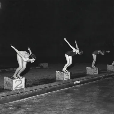 Nageuses à la piscine municipale d'Albi, août 1961, Fonds Marjo, 49 Fi 482