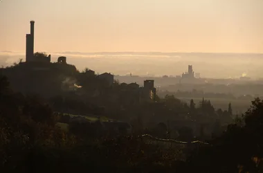 Castelnau de Lévis e la sua torre al tramonto