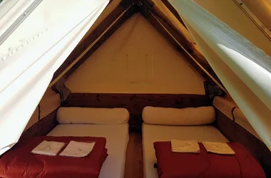 Interior de la cabaña verde del camping