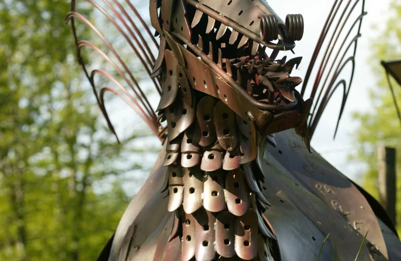 Carladez - Sendero imaginario la escultura de hierro del dragón Murols Aveyron crédito de la foto Pierre Soissons OT Carladez