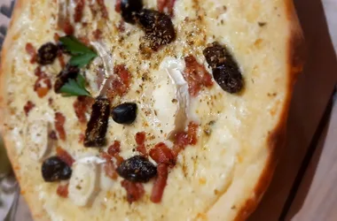 pizza de queso de cabra con ciruelas pasas