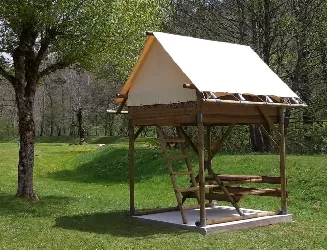 Grüne Campinghütte