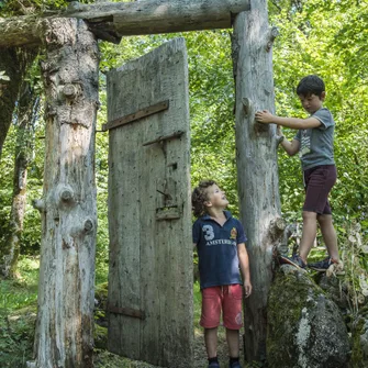 Sentier de l’imaginaire – Du Magma à la pierre ” Le parcours de la coulée de lave”