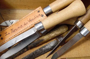 Atelier fabrication d’un “capujadou”, couteau traditionnel, à la ferme