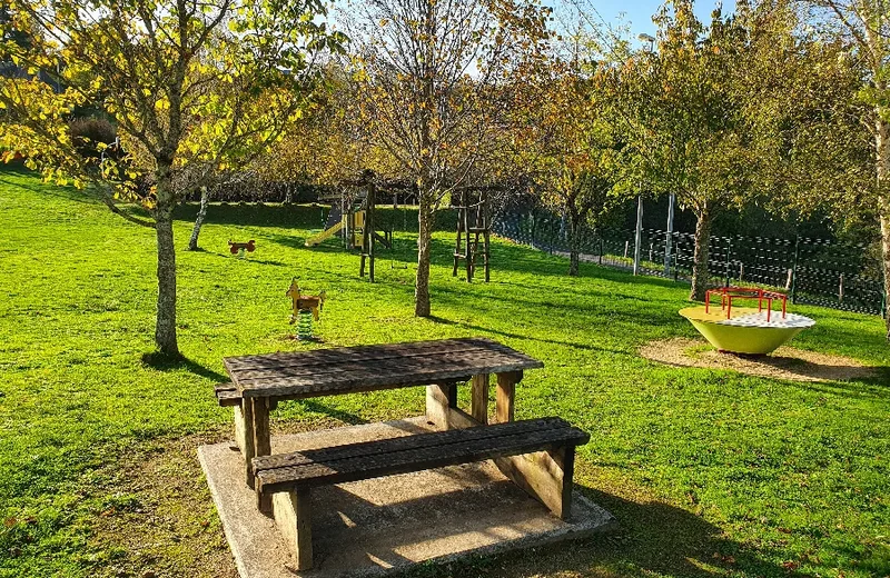 Área de picnic del parque infantil de Campouriez