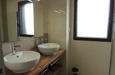 Badezimmer mit Doppelwaschbecken