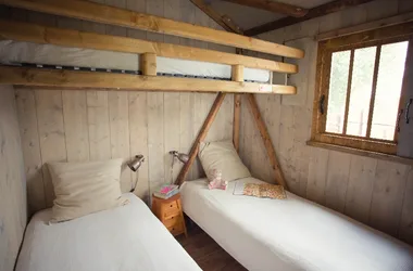 Habitación tipo cabaña con 3 camas