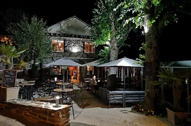 The Chalet du Lac and the bar terrace, at night.
