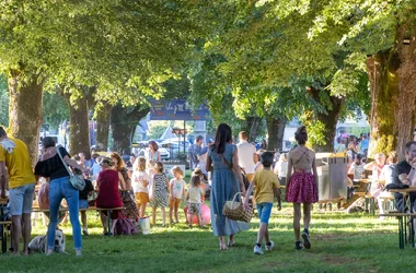 Le p’tit marché nocturne à Thérondels – Concert “les marchands d’cailloux”