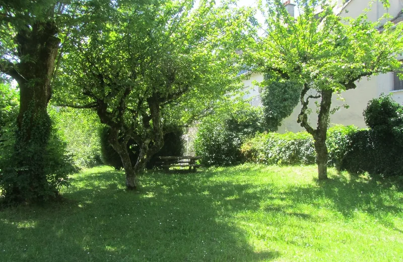 Picknickplaats in de tuin van de Mur-de-Barrez-kerk