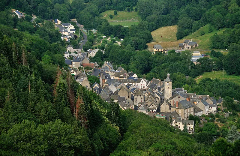 Picnic area View of Saint-Chély and its valley